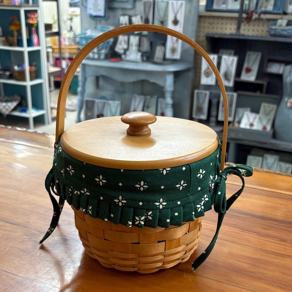 2002 Longaberger Fruit Basket with Lid and Liner